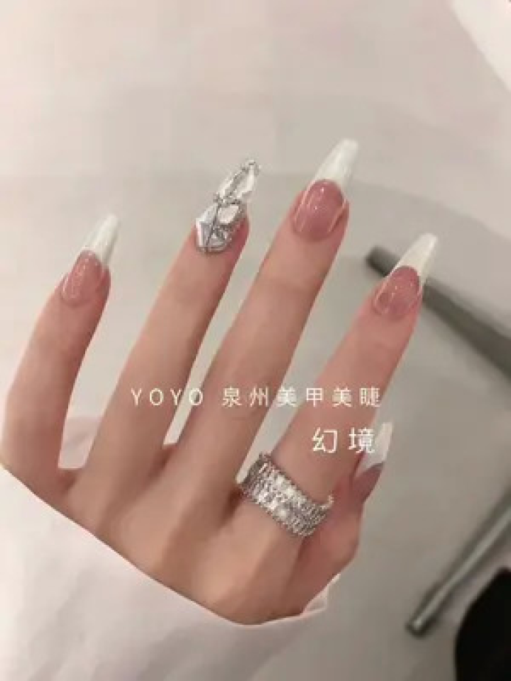 穿戴甲最新潮流，变化的力量，自信与成就感的旅程启航